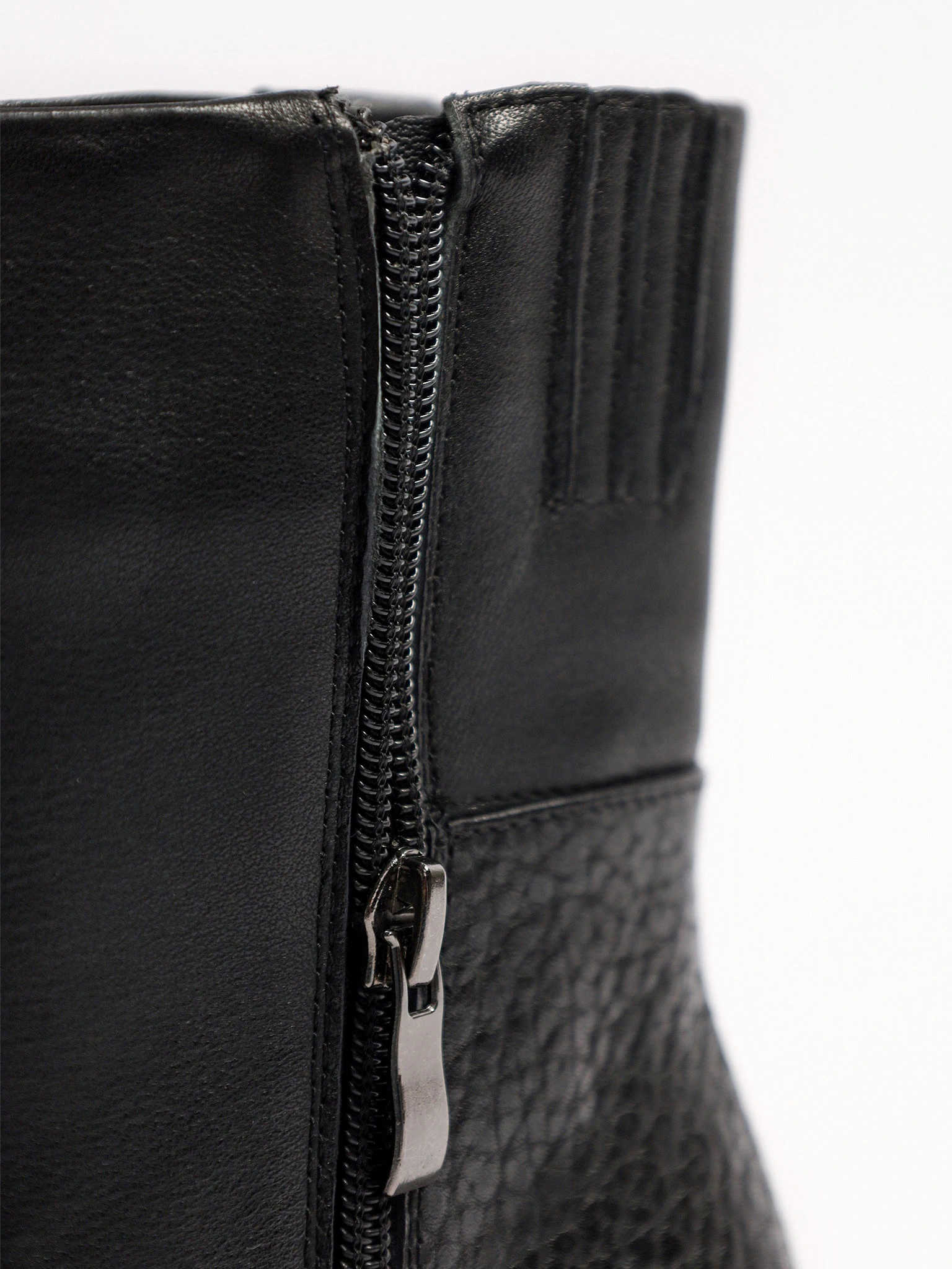 Ботильоны черного цвета на высоком каблуке